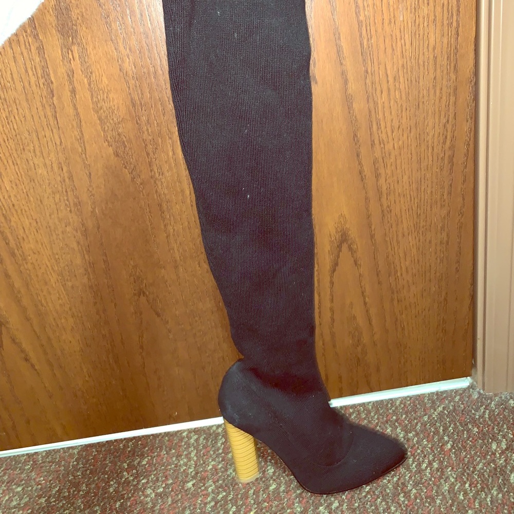 BLACK KNEE HIGH HEELS